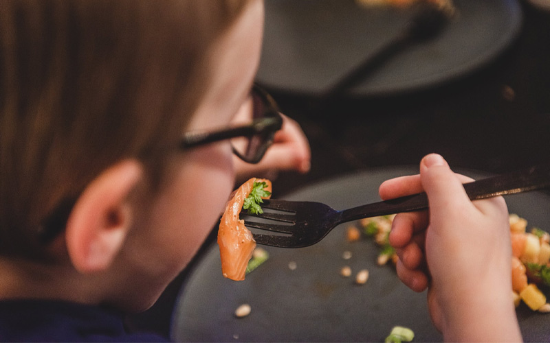 Cá hồi có tác dụng gì cho bé