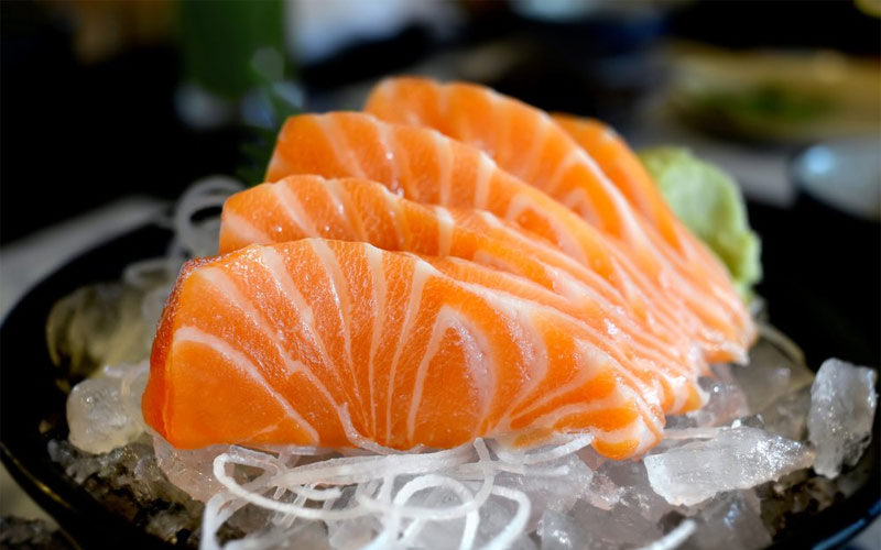 Cá hồi rã đông có ăn sống được không