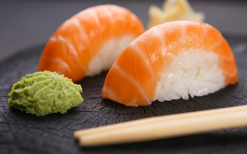 Cá hồi sống ăn với gì