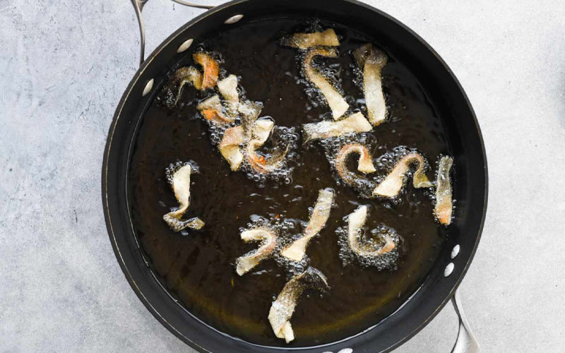 Cách chiên da cá hồi trứng muối