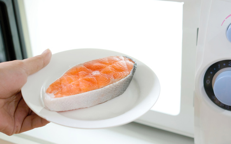 Cách rã đông cá hồi bằng lò vi sóng