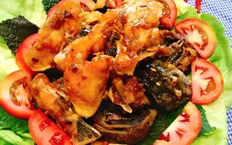 Đầu cá hồi chiên nước mắm