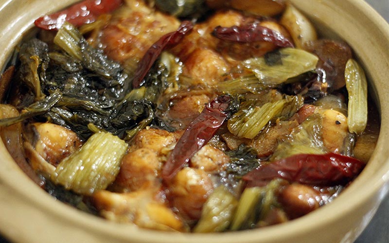 Đầu cá hồi kho dưa cải