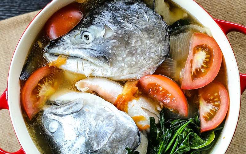 Đầu cá hồi nấu canh chua