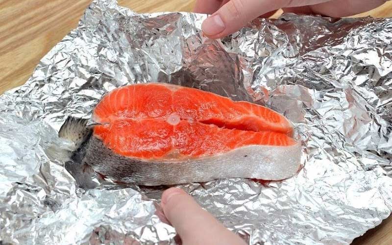 Rã đông cá hồi bằng giấy bạc