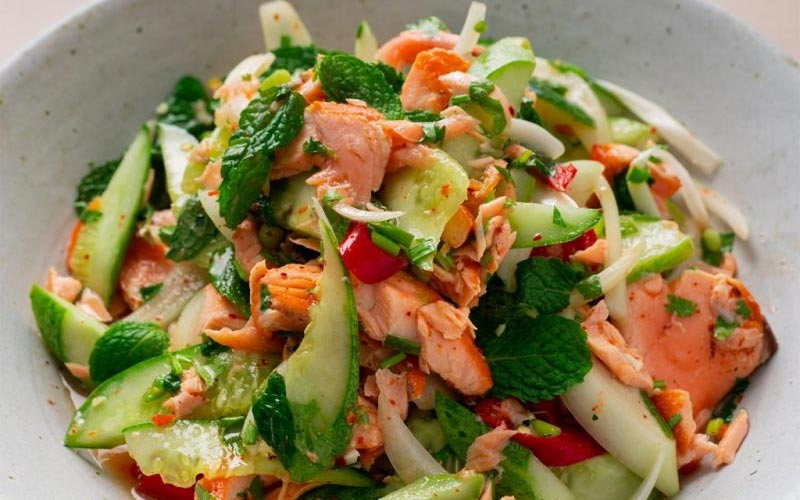 Bà bầu ăn salad cá hồi