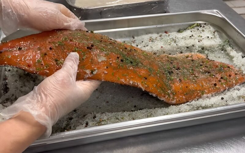 Chắt nước cá hồi ủ muối Chắt nước cá hồi ủ muối