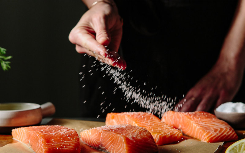 Không nên cho gia vị vào cá hồi quá sớm Không nên cho gia vị vào cá hồi quá sớm