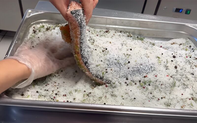 Phủ muối lên cá hồi Phủ muối lên cá hồi