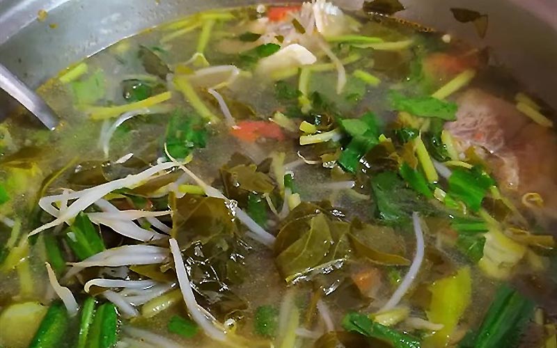 Cách làm canh chua đầu cá hồi nấu lá giang Cách làm canh chua đầu cá hồi nấu lá giang