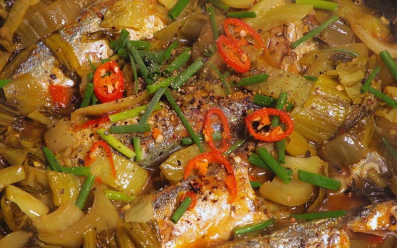 Cách làm đầu cá hồi kho dưa cải