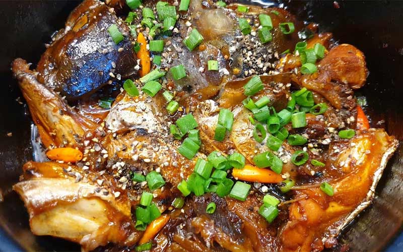 Cách làm đầu cá hồi kho tiêu