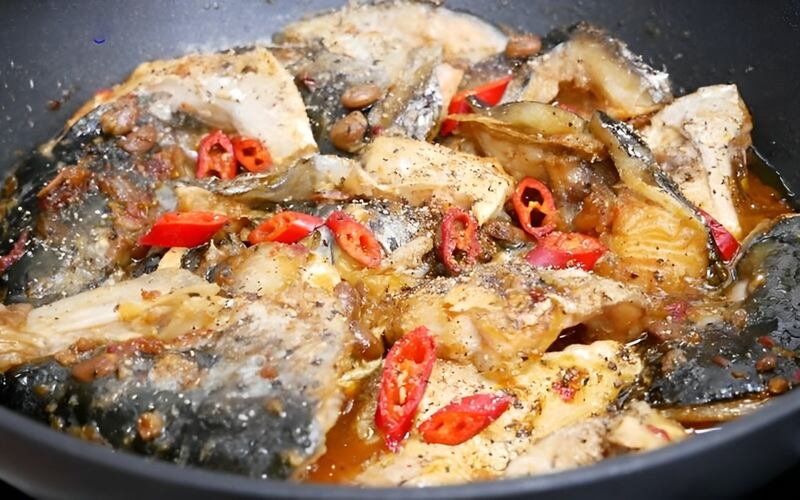 Cách làm đầu cá hồi kho tương