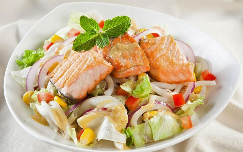 Cách làm salad cá hồi sốt mè rang Cách làm salad cá hồi sốt mè rang