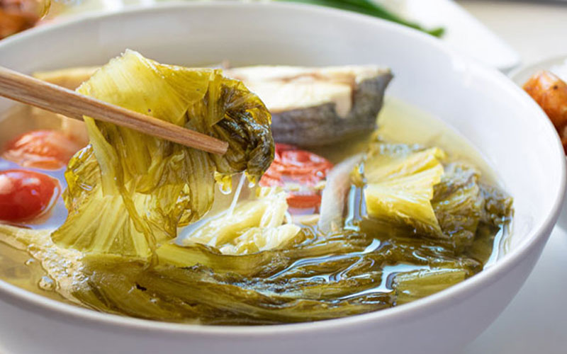 Cách nấu canh đầu cá hồi với dưa chua Cách nấu canh đầu cá hồi với dưa chua