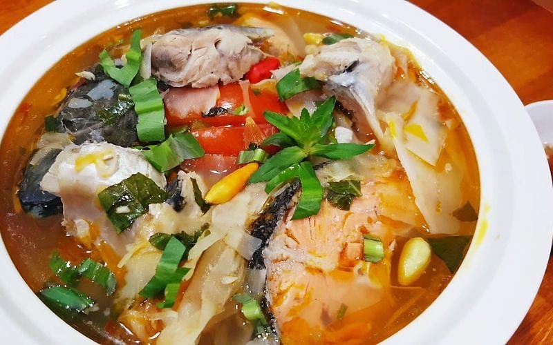 Cách nấu canh đầu cá hồi với măng chua Cách nấu canh đầu cá hồi với măng chua