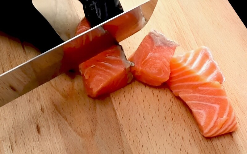 Cắt cá hồi hạt lựu Cắt cá hồi hạt lựu