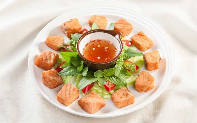 Cách làm cá hồi chiên nước mắm dừa