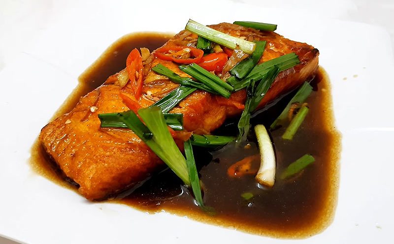 Cách làm cá hồi chiên xì dầu