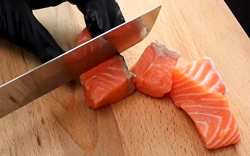 Cách thái cá hồi
