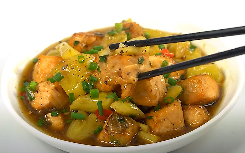 Hướng dẫn làm cá hồi rim dứa
