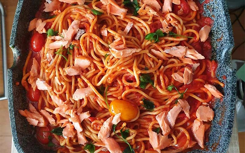 mì ý cá hồi sốt cà chua