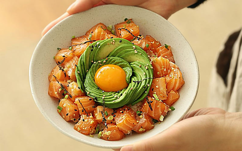 Cách làm cơm cá hồi rong biển với bơ