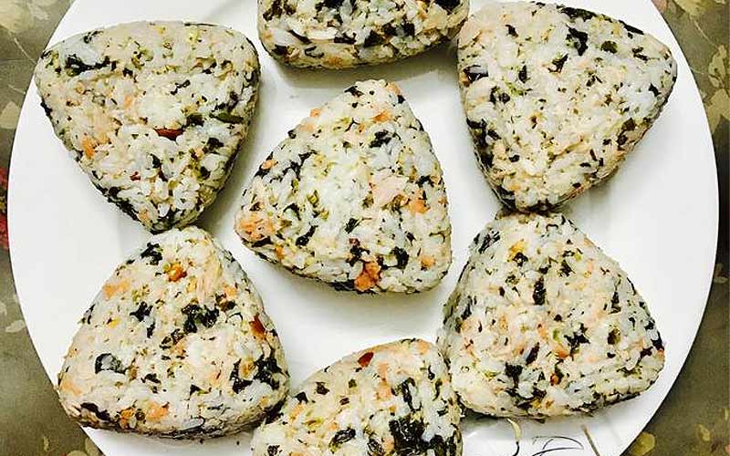 nắm cơm cá hồi Cách làm cơm nắm cá hồi rong biển