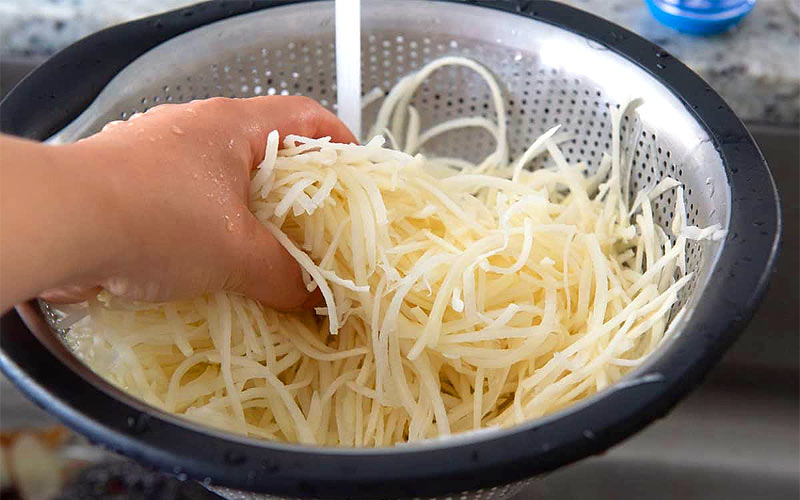 Cuốn cá hồi với khoai tây