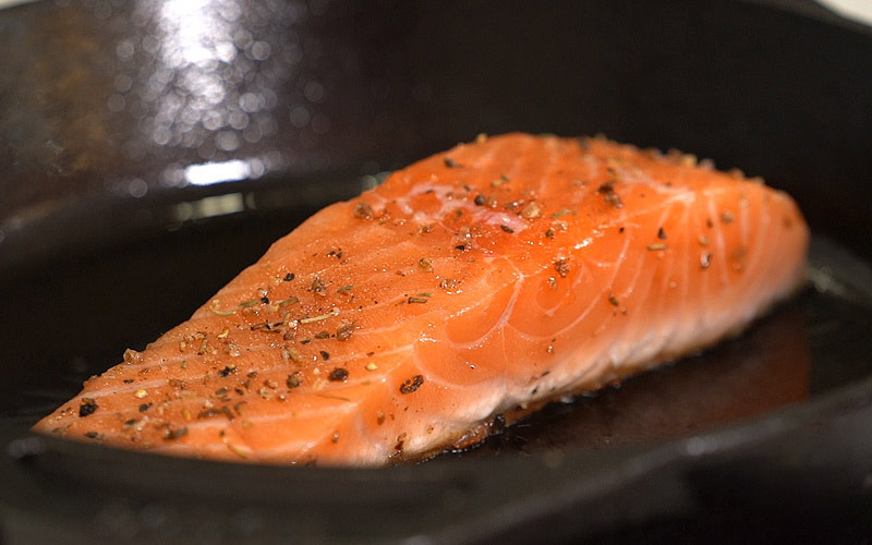 Áp chảo steak cá hồi