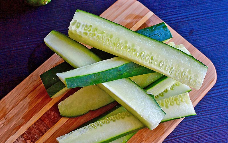 Cắt dưa chuột
