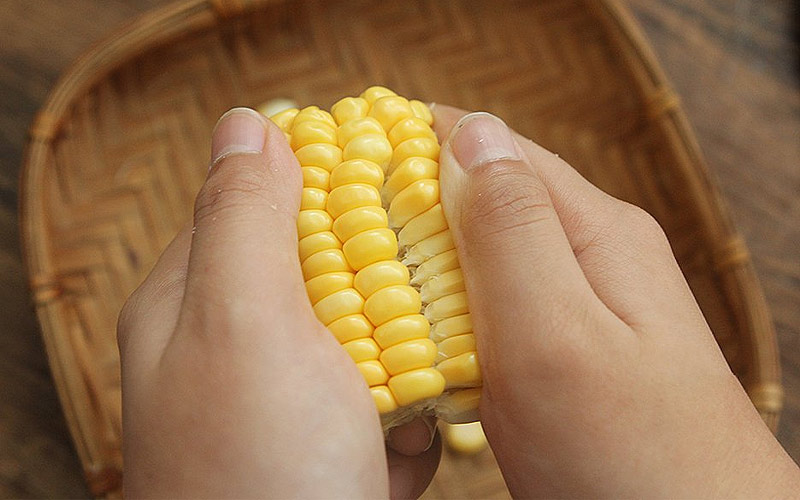 Tách hạt ngô