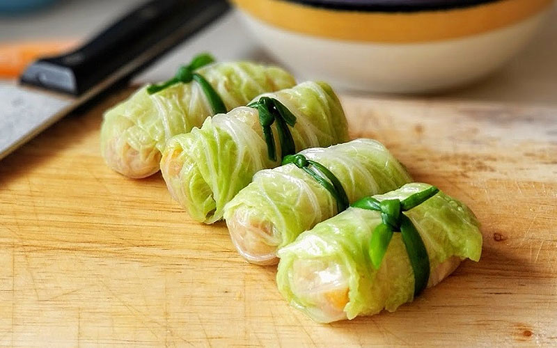 Bụng cá hồi cuộn cải thảo