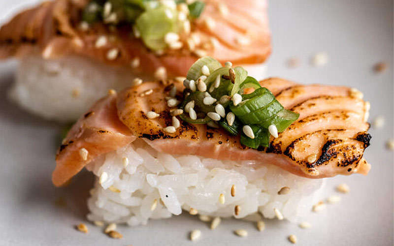 Bụng cá hồi làm sushi