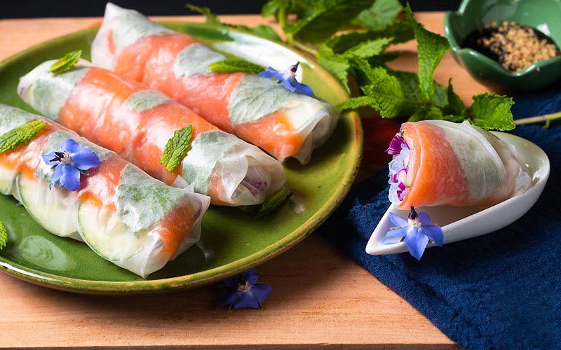 Gỏi cá hồi cuốn bánh tráng