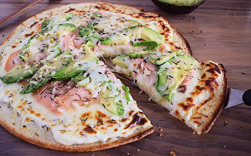 pizza cá hồi bơ