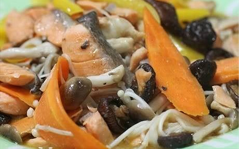 Cách xào cá hồi với nấm Cách xào cá hồi với nấm