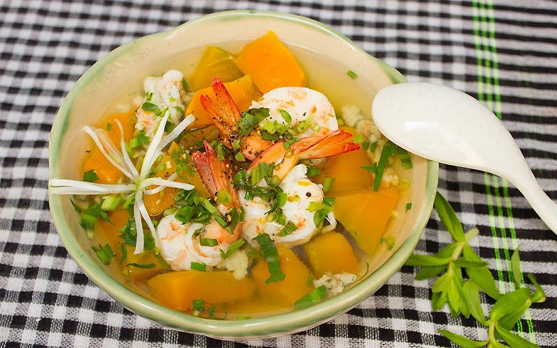 Canh bí đỏ nấu tôm